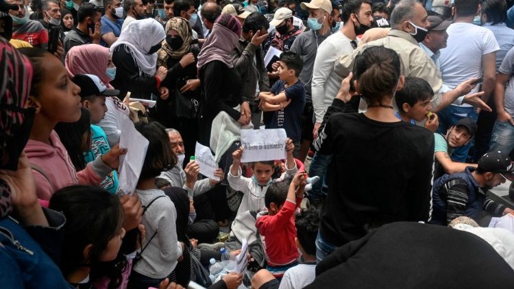 Migranti con la richiesta d'asilo nei pressi degli uffici dell'Unhcr ad Atene 