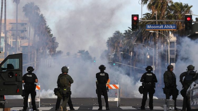 La police surveille les manifestations qui ont lieu à Santa Monica, en Californie,  le 31 mai 2020