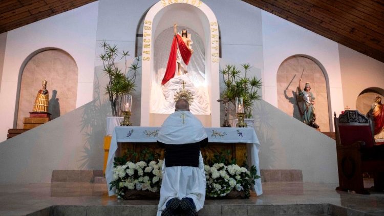 Sacerdote reza diante do Santíssimo Sacramento na Capela São Miguel Arcanjo, em Tijuana, antes de abençoar pacientes de Covid-19
