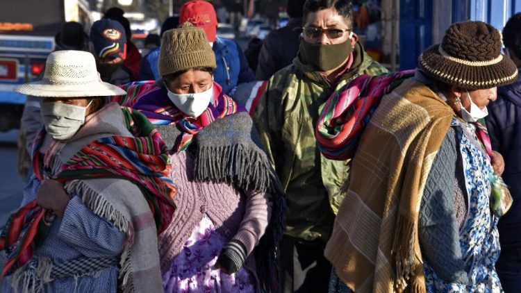 Des passants dans les rues d'El Alto, en Bolivie, le 1er juin 2020.
