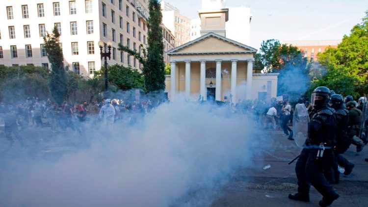 Proteste e gas lacrimogeni nei pressi della Casa Bianca