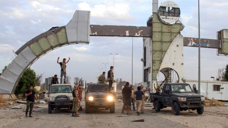 Les membres de l'armée régulière libyenne après la reprise de l'aéroport de Tripoli, le 3 juin. 