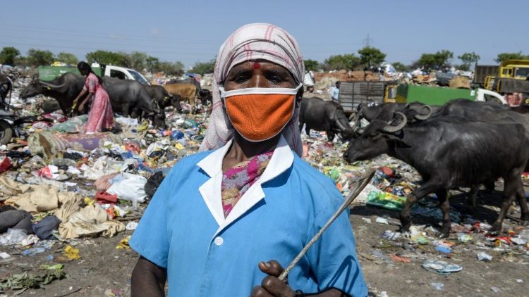 Une femme recyclant des ordures dans une décharge d'Hyderabad, le 5 juin 2020.