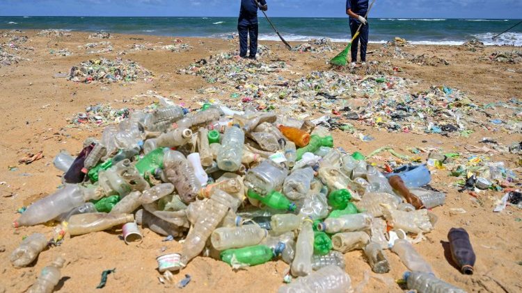 Nettoyage d'une plage à Mount Lavinia, dans les environs de Colombo, au Sri Lanka - 5 juin 2020