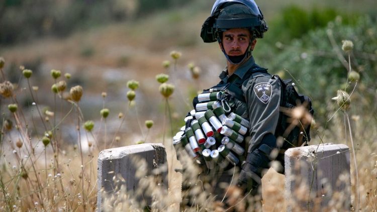 Membro das forças israelenses durante protesto de palestinos na Cisjordânia ocupada