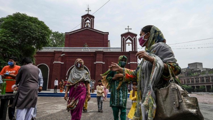 Các phụ nữ Kitô trước Nhà thờ Đức Mẹ Vô nhiễm ở Lahore, Pakistan 