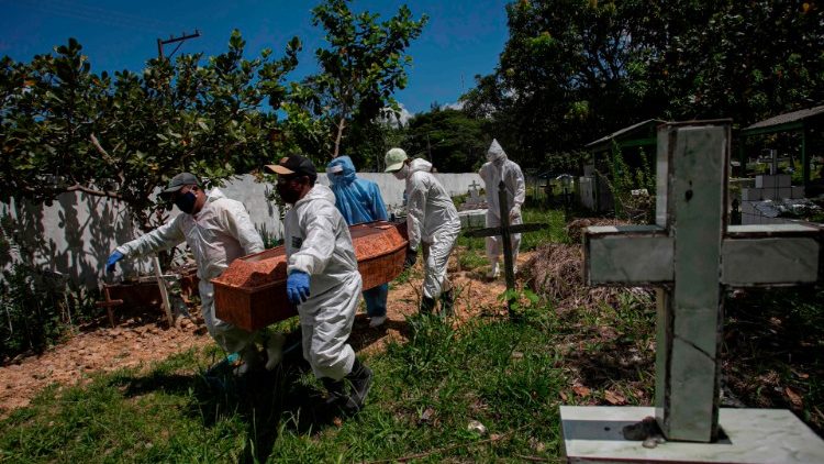 Friedhofsmitarbeiter in Breves (Bundesstaat Para) setzen einen Corona-Toten bei
