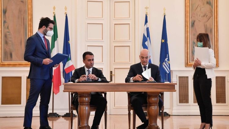 Le ministre des affaires étrangères italien, Luigi Di Maio, et son homologue grec, le 9 juin 2020 à Athènes. 