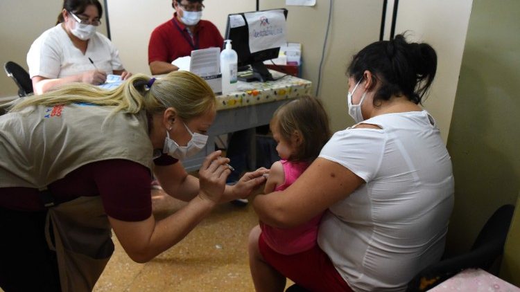 Criança recebe a vacina da gripe em Assunção, Paraguai