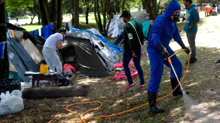 Colombia: operazione anti virus in un campo per migranti venezuelani