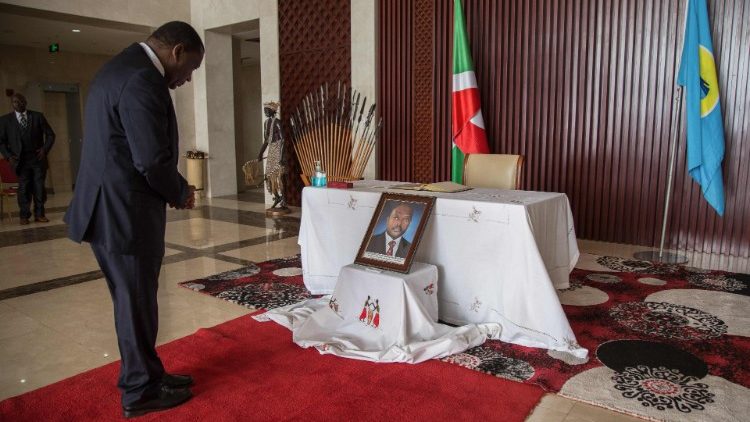 Un officiel s'incline devant le portrait du président Pierre Nkurunziza décédé ce lundi 8 juin.