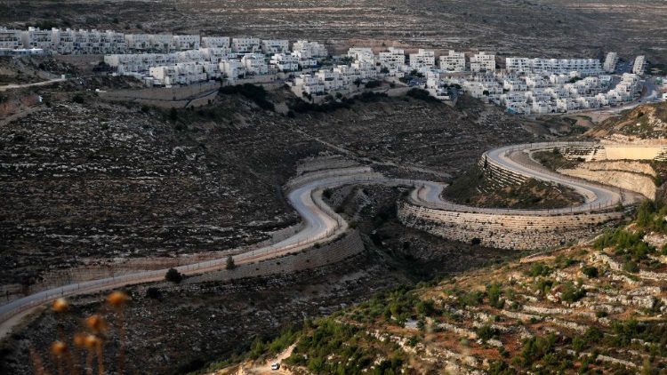 Eine Mauer trennt die Siedlung Givat Zeev von palästinensischen Dörfern bei Ramallah