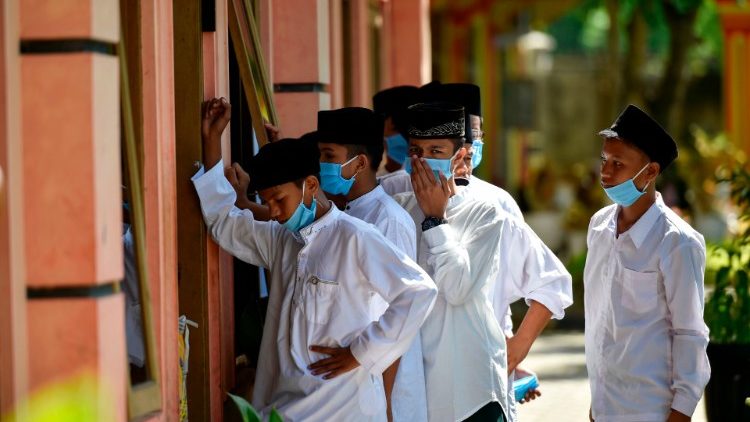 Indonesische Schüler beim Corona-Test