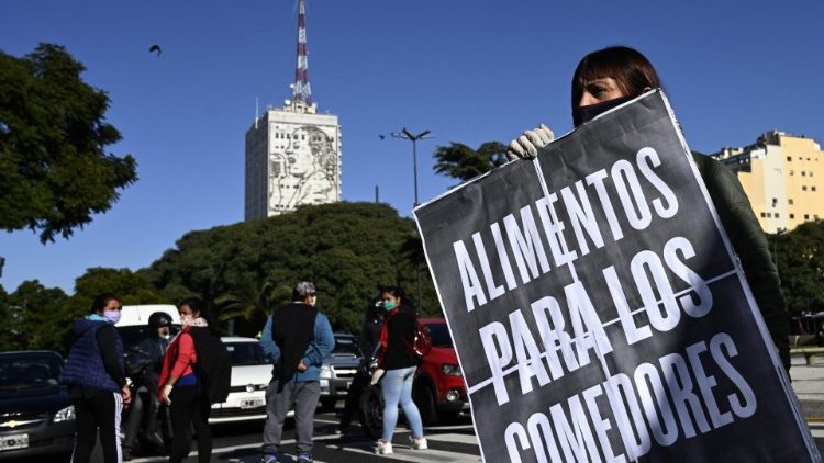 Des manifestants réclament plus d'aides gouvernementales afin de survivre économiquement à la crise, le 11 juin 2020 à Buenos Aires. 