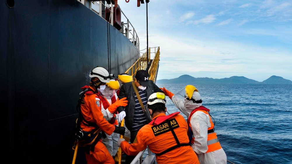 Indonézska záchranná hliadka evakuuje nakazeného z filipínskej lode (Aceh, 12. júna 2020)