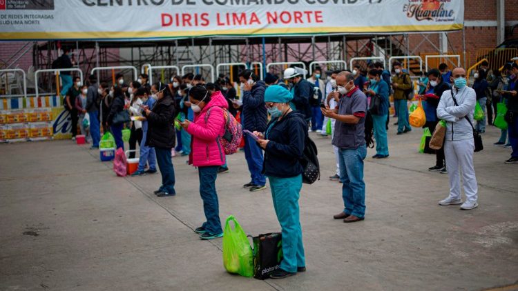 Médicos acompanham instruções pelo "El Huaralino", no Centro de Comando Corvi-19 em Comas, norte de Lima
