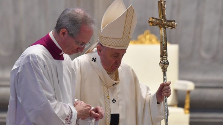 Le Pape célébrant la messe de la Fête du Corps et du Sang du Christ, le 14 juin 2020 à la basilique Saint-Pierre.