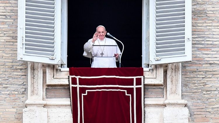 Папа Францішак падчас малітвы "Анёл Панскі" у Ватыкане