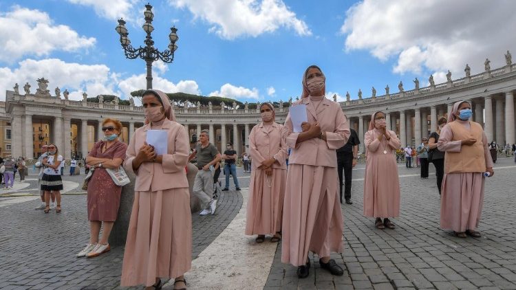Верующие на площади Св. Петра 14 июня 2020 года