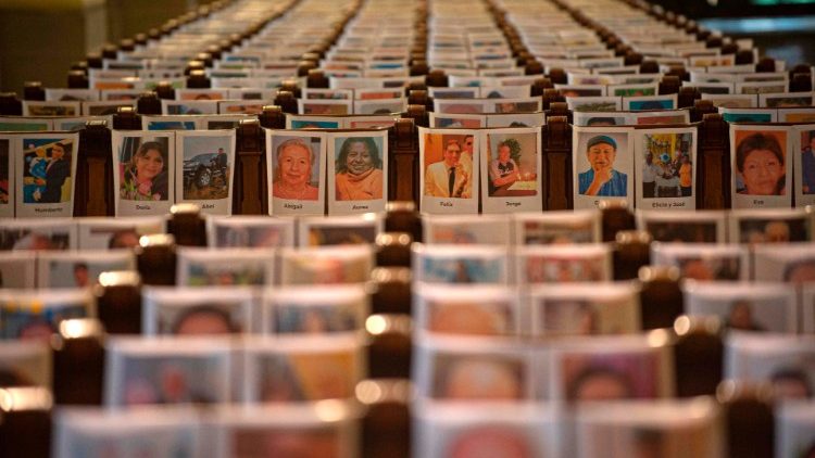 Missa celebrada na Catedral de Lima recorda as mais de 5 mil mortes causadas pela Covid-19