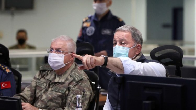 Der türkische Verteidigungsminister (r.) verfolgt von einer Kommandozentrale in Ankara aus die Angriffe im Nordirak