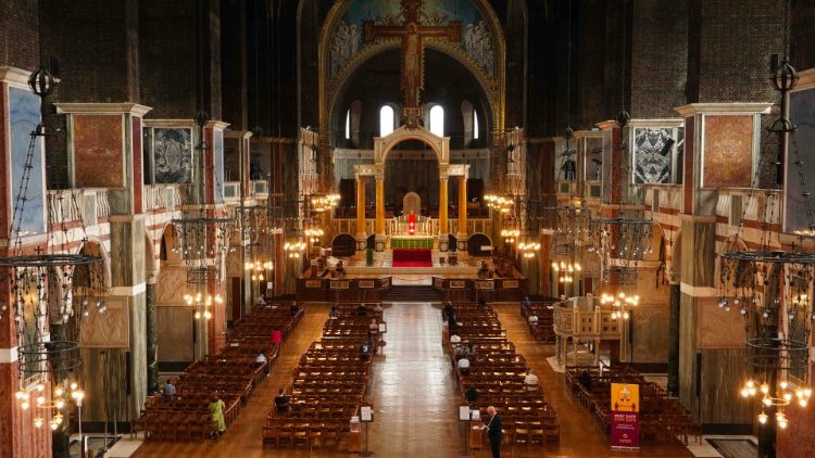 Westminsterská katedrála v Londýne po znovuotvorení 15. júna 2020