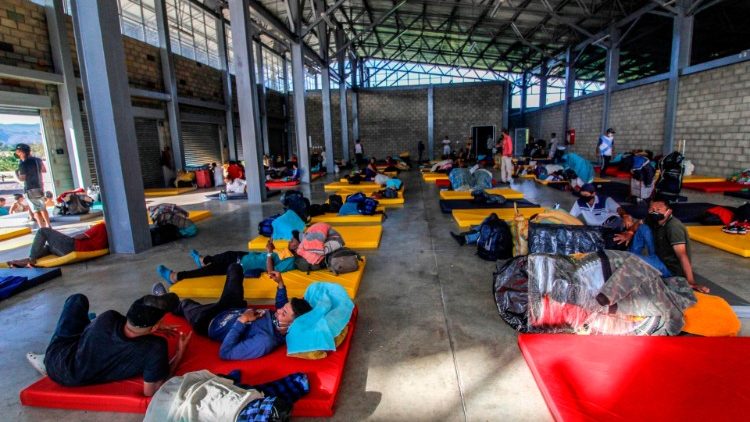 Os abrigos improvisados que acolhem os migrantes venezuelanos