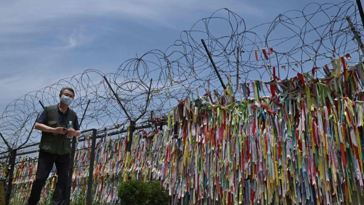 Гранична ограда, близо до Демилитаризираната зона разделяща двете Кореи в град Паджу, окичена с  цветни лентички, знак на мира и обединението на Корейския полуостров. 16 юни 2020 г. 