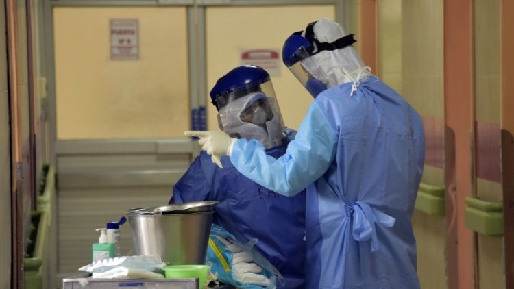 Trabajadores médicos en la unidad de cuidados intensivos del hospital IESS Carlos Andrade Marin en Quito, en junio de 2020.