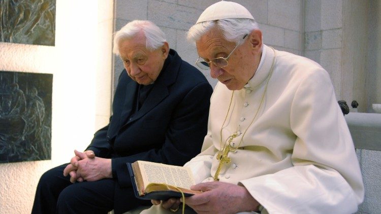 Benediktas XVI ir Georgas Ratzingeris Vatikane 2012 m.