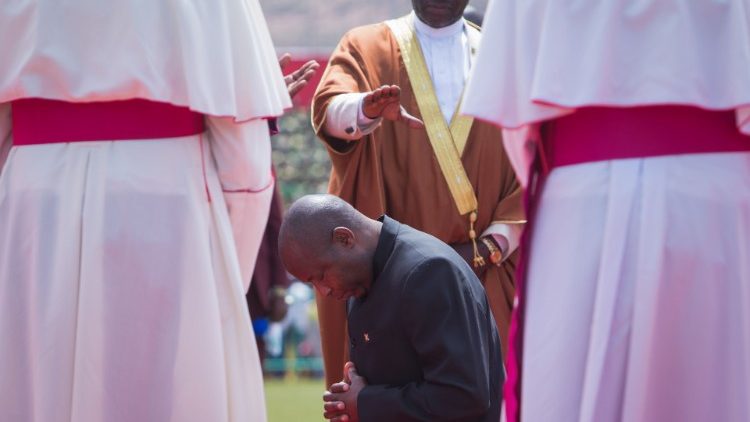 Tân tổng thống của Burundi quỳ cầu nguyện trước khi tuyên thệ nhậm chức