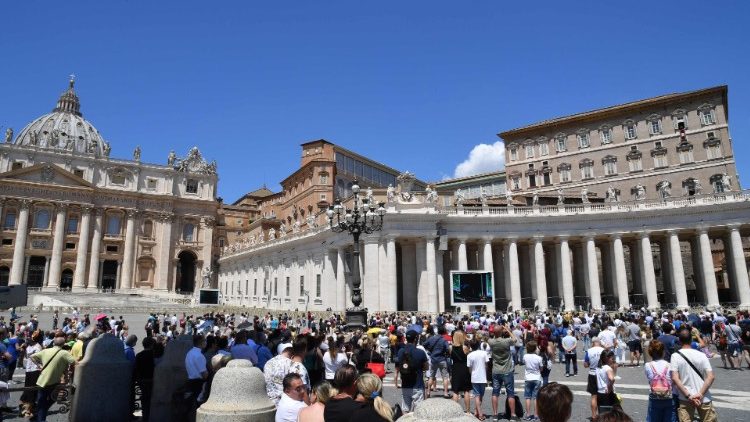 Vsako nedeljo je na Trgu sv. Petra vedno več romarjev, ki se udeležujejo opoldanske molitve papeža Frančiška.
