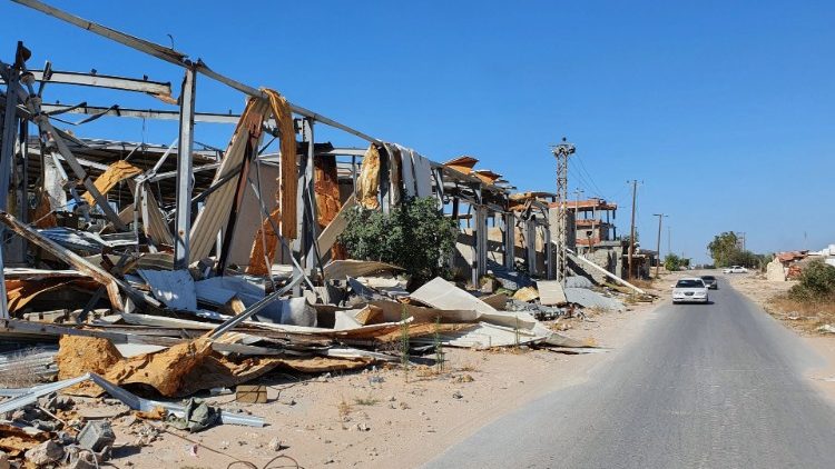 Una fabbrica distrutta a Tripoli dopo gli scontri tra il governo di Al-Serraj e le milizie di Haftar