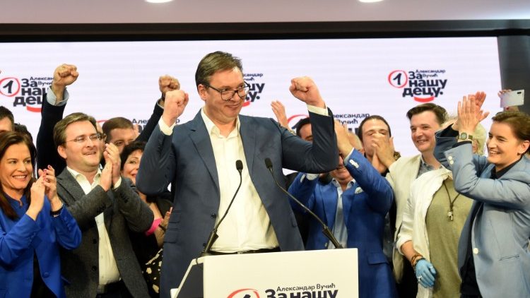 Aleksandar Vučić festeggia i risultati del suo partito