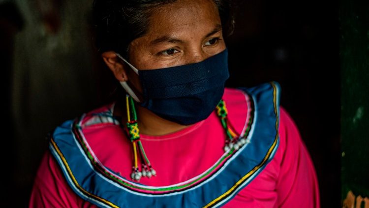 Peruanische Indigene mit Schutzmaske