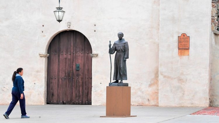 Estátua de São Junípero Serra diante da Missão São Gabriel, em San Gabriel, Califórnia  