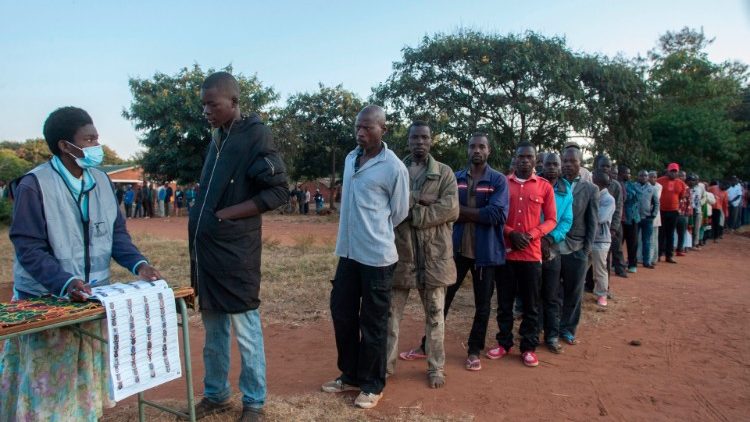 Une file d'attente d'électeurs mardi 23 juin à Lilongwe, la capitale du Malawi. 