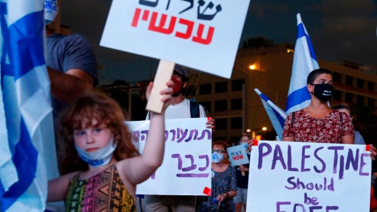 Israelenses contrários ao projeto de anexação se manifestam na Tel Aviv's Rabin Square 