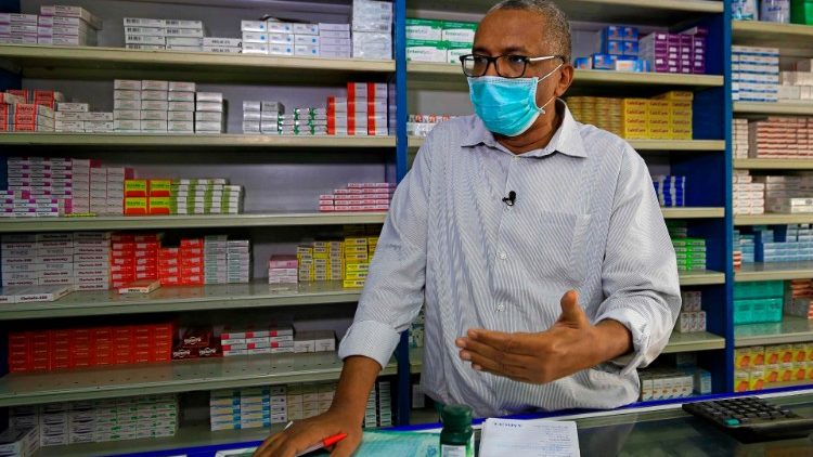 Anche nelle farmacie della capitale Khartoum c'è carenza di medicinali (Ashraf Shazly - Afp)