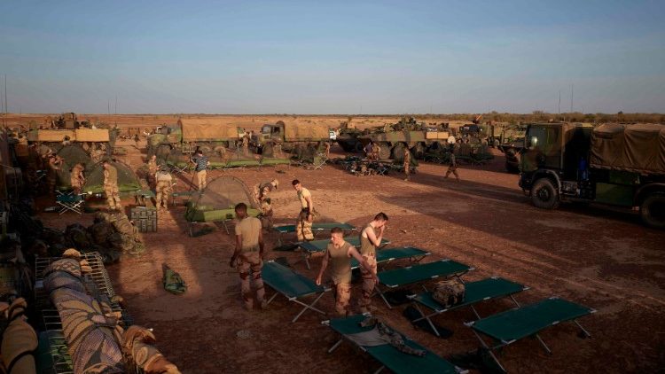 Soldati francesi organizzano una base nel nord del Burkina Faso