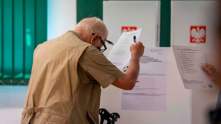Un elettore polacco si appresta a votare al primo turno delle presidenziali (Wojtek Radwanski, Afp)