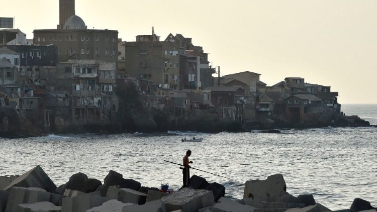 Un pêcheur en bord de mer à Alger, dans le quartier de Bab el-Oued, le 29 juin 2020