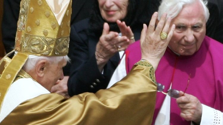 Папа Бенедикт XVI и Георг Ратцингер во время первой Мессы понтификата (2005 г.)