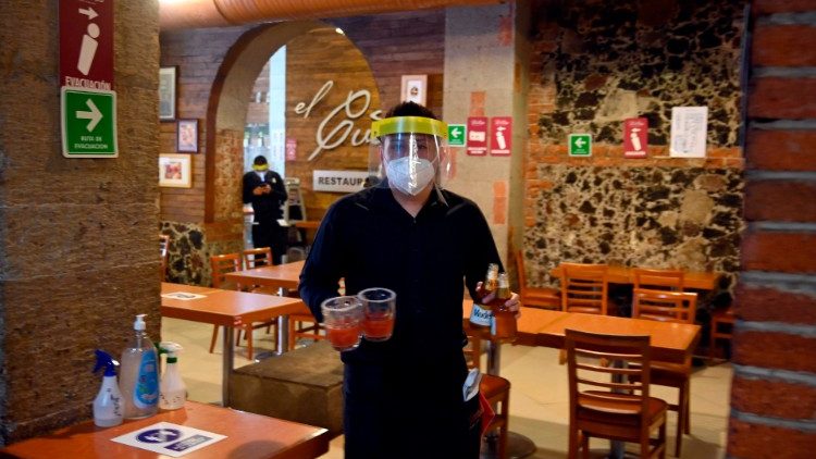 Un ristoratore in Messico, dove hanno riaperto le attività (Alfredo Estrella / Afp)