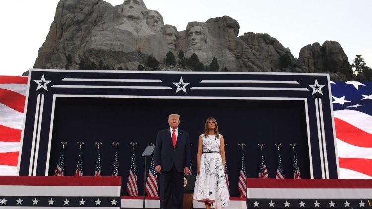 Le président américain et son épouse, au pied du Mont Rushmore. 