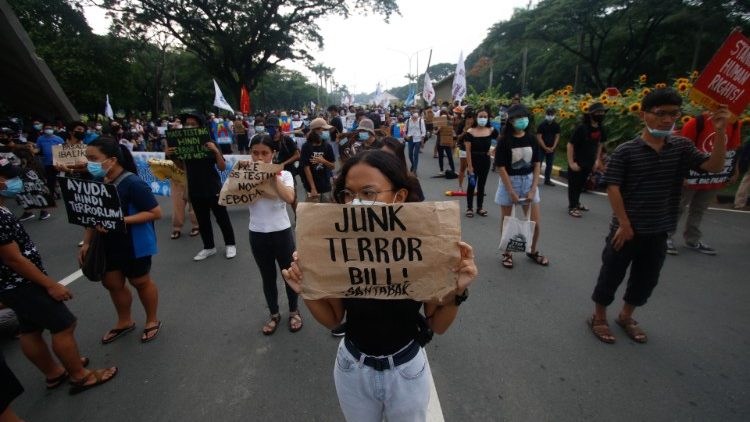 Протестна манифестация в Манила срещу спорния законопорект за борба с  тероризма.. 4 юли 2020