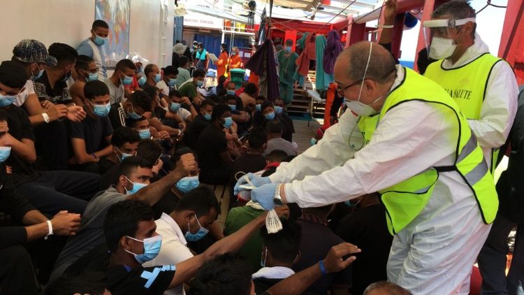 Un médecin italien à bord du navire humanitaire Ocean Viking, le 5 juillet 2020.