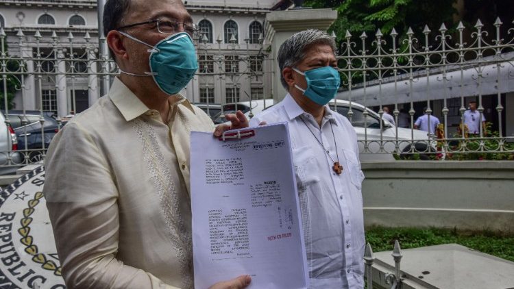 Un professeur de droit (à g.) et l'ancien secrétaire de l'éducation (à dr.) manifestent contre la loi anti-terroriste devant la Cour suprême à Manille, le 6 juillet 2020