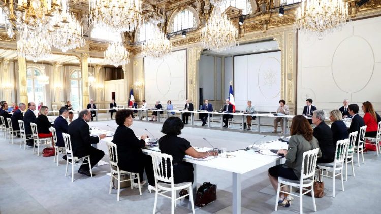 Emmanuel Macron est ses nouveaux ministres réunis à l'Elysée le 7 juillet. 