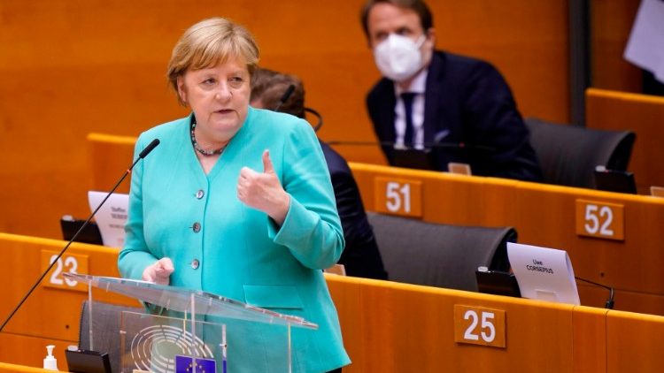 La cancelliera Merkel al Parlamento europeo di Bruxelles